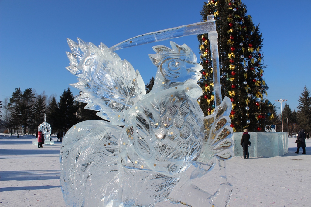 Новогодняя заметил. Ледовые фигуры в ЕАО. Мегион ледяные скульптуры. Ледяные фигуры Байкальск. Новый год 2013 Биробиджан.