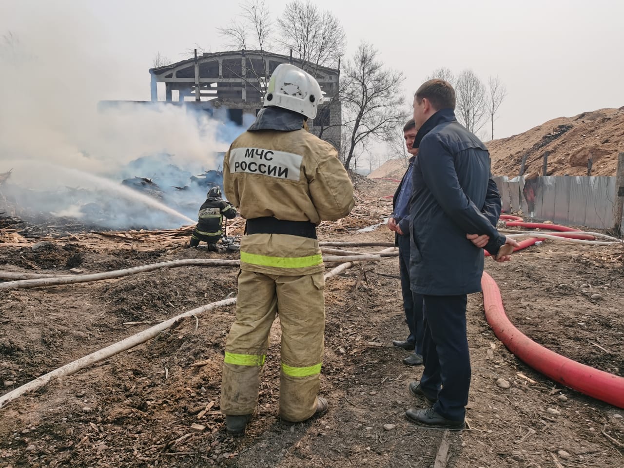 За склад периодически горящих опилок лесоперерабатывающие предприятия  Биробиджана ответят в суде | РИА Биробиджан