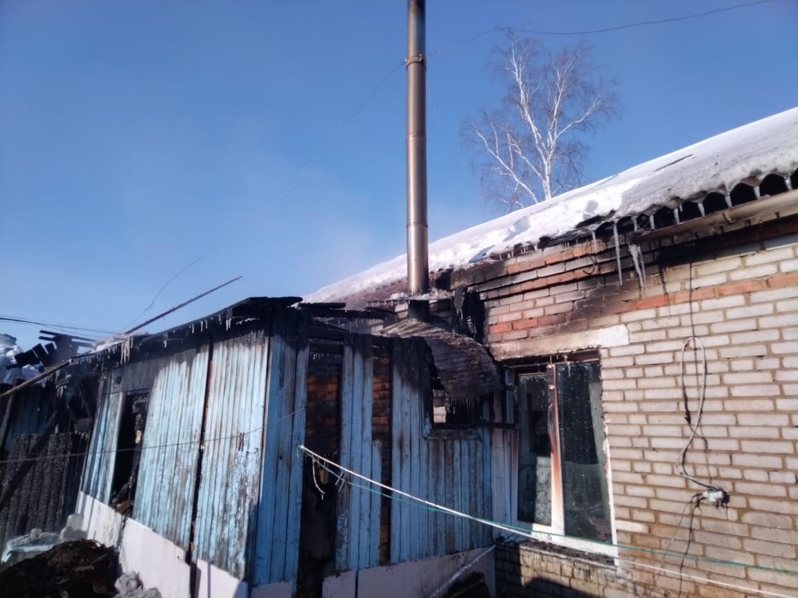 Двое человек эвакуировались из горящего дома в с. Валдгейм ЕАО | 10.02.2022  | Биробиджан - БезФормата