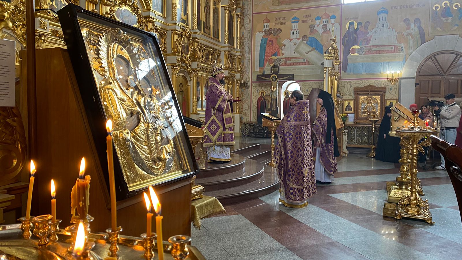 25 декабря молебен. Православные фото. В каждой церкви Российской отслужите молебен. Благовещенск собор в Калуге. Молебен в честь военных в Биробиджане.