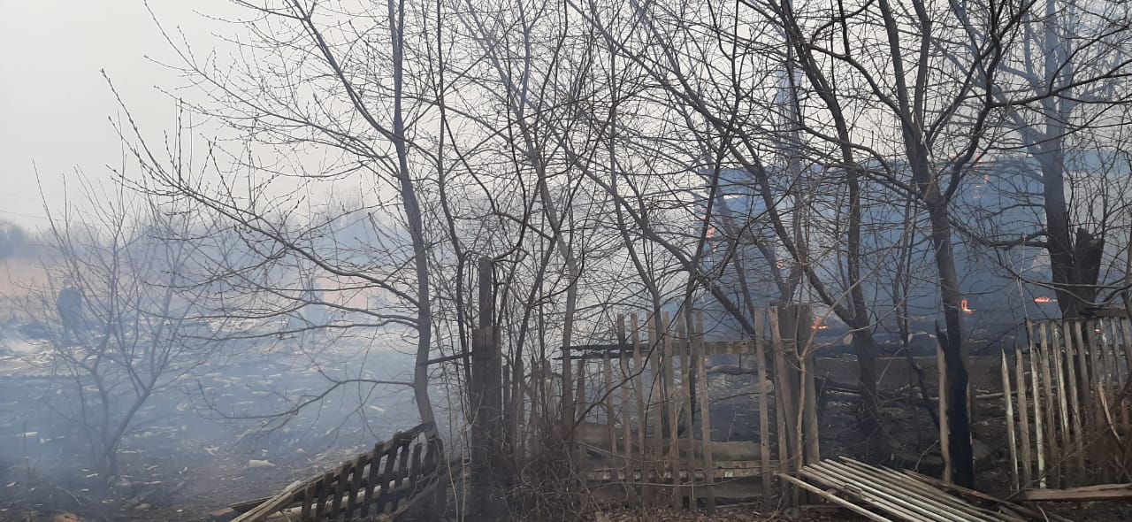 Причину пожара в Октябрьском районе выясняют сотрудники МЧС ЕАО