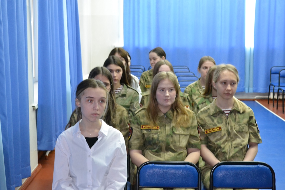 В Биробиджане сотрудники Росгвардии провели урок для кадетского класса, приуроченный к 36летию со дня катастрофы на Чернобыльской АЭС
