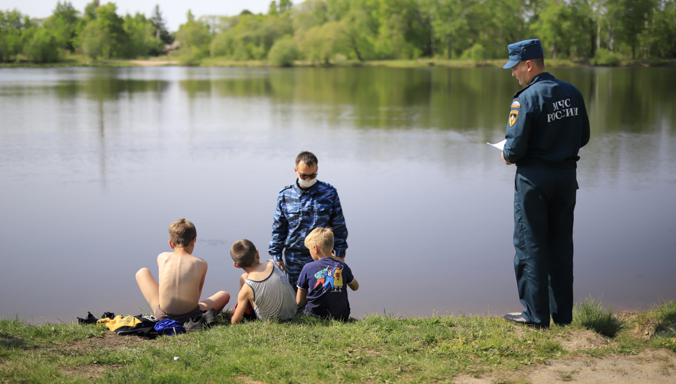 Можно пойти на речку. Река для детей. Дети купаются в озере. На речке. Пруд для детей.