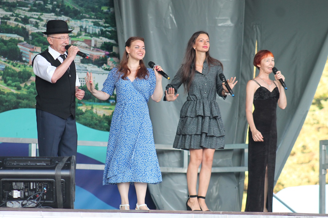 Песнями поздравили Биробиджан с юбилеем участники концерта По станции, по Тихонькой (12)