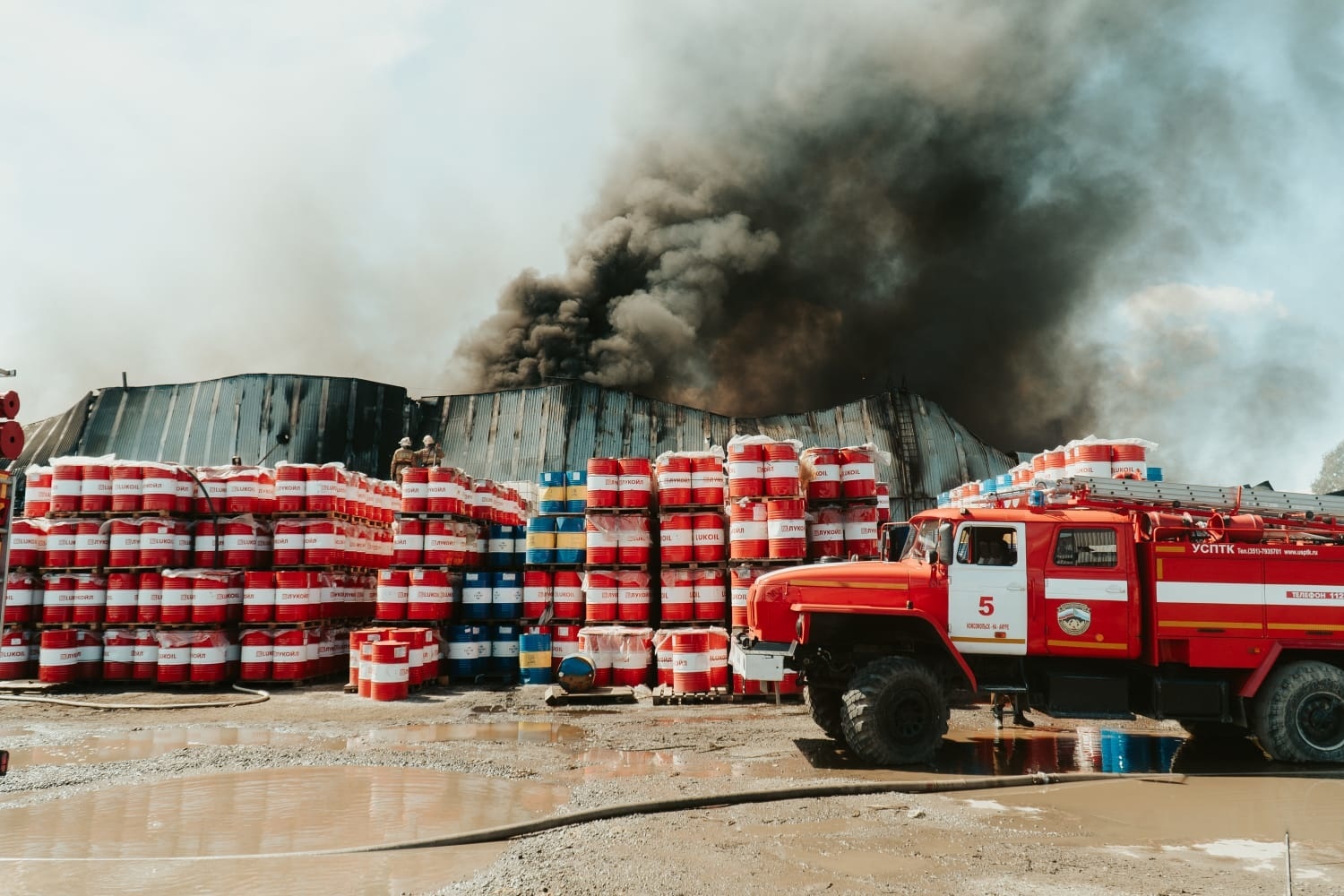 Пожар на площади в 2000 кв. м. потушили пожарные в Хабаровском крае