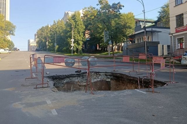 Асфальт провалился на одной из центральных улиц в Хабаровске