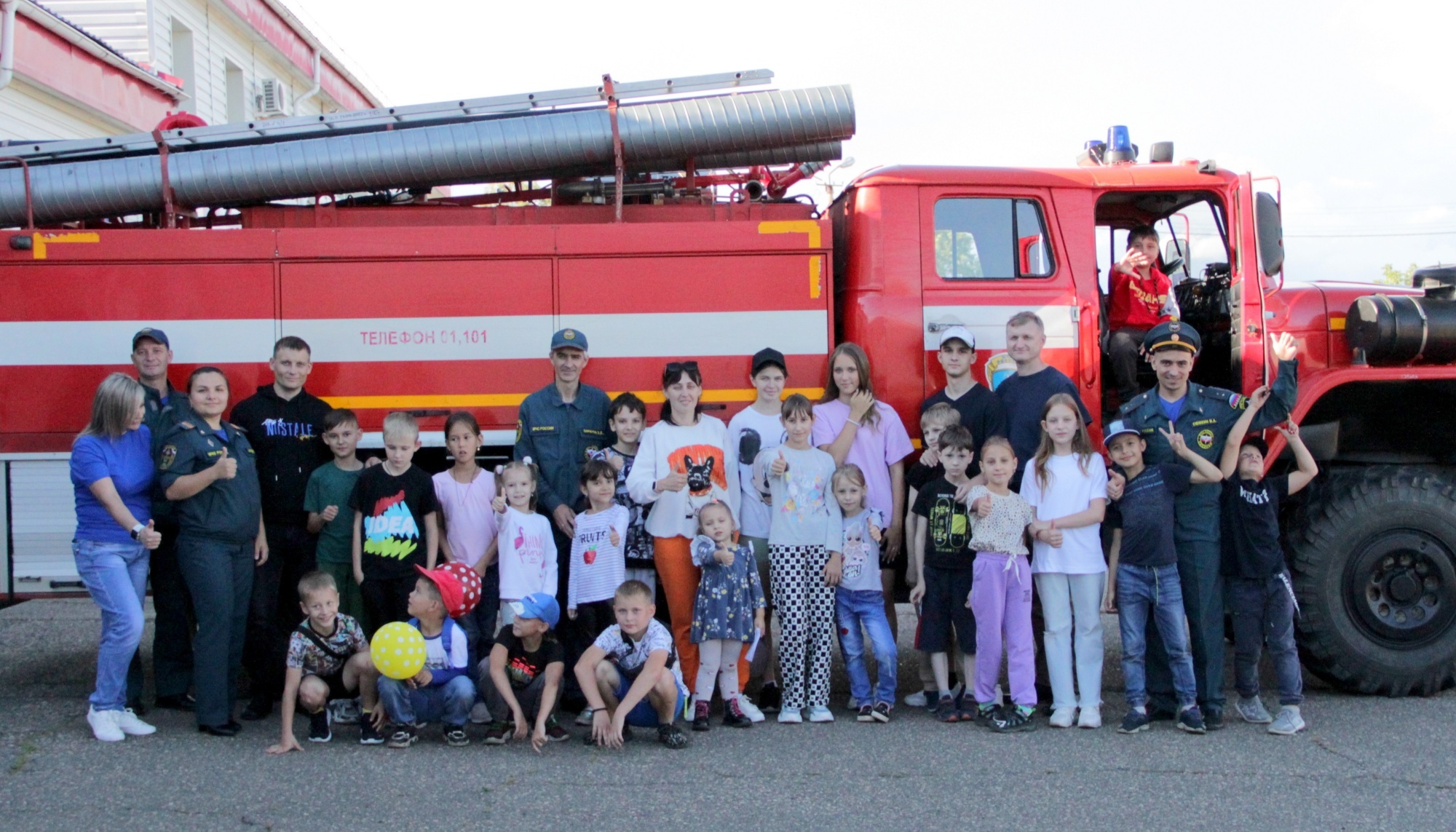 Экскурсию в пожарную часть провели для детей спасателей в Биробиджане