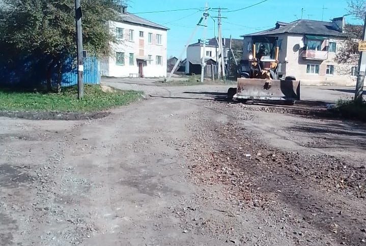 Дороги отсыпают и грейдируют в Смидовичском районе ЕАО