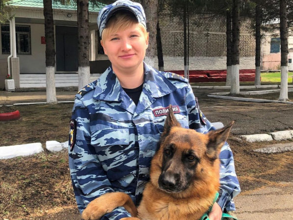 Наркотики в автомобиле обнаружила служебная собака у жителей Ленинского района ЕАО