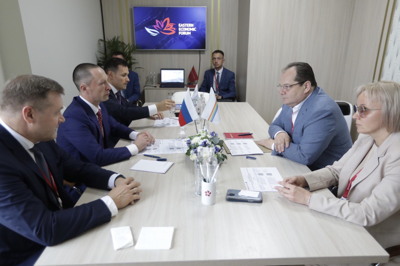 Правительство ЕАО и Корпорация Синергия заключили соглашение о сотрудничестве в рамках ВЭФ-2022