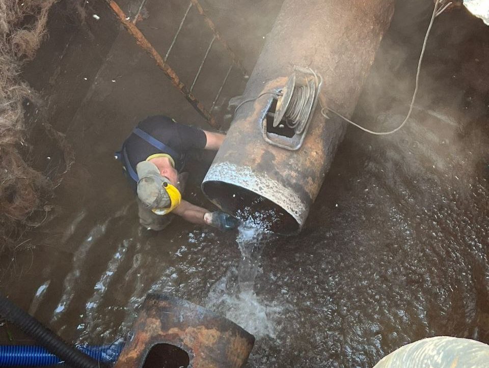 Работы по ремонту трубопровода в Биробиджане затянулись из-за грунтовых вод