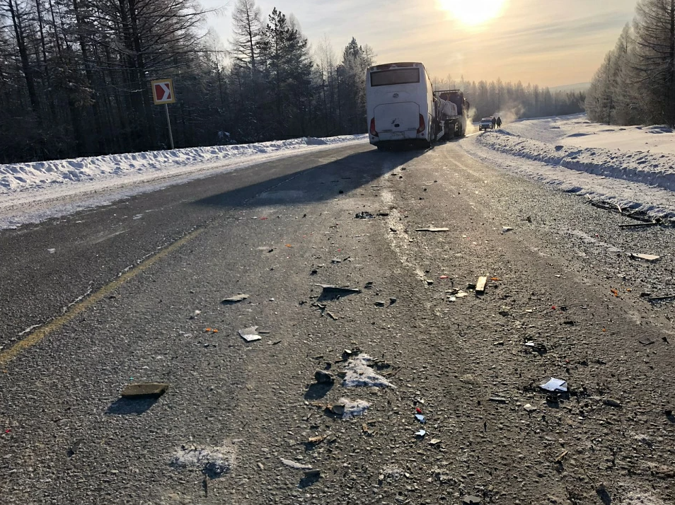 В ДТП автобуса и грузовика пострадали 12 человек в Якутии