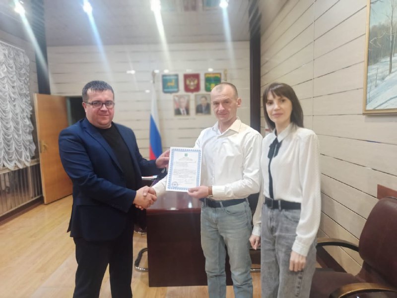 Сертификат о приобретении жилого помещения вручил семье глава Ленинского района ЕАО