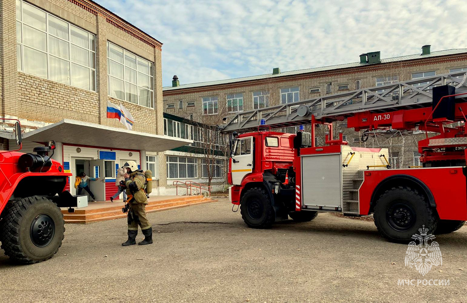 35 человек спасли пожарные в техникуме с. Ленинское ЕАО в ходе учений