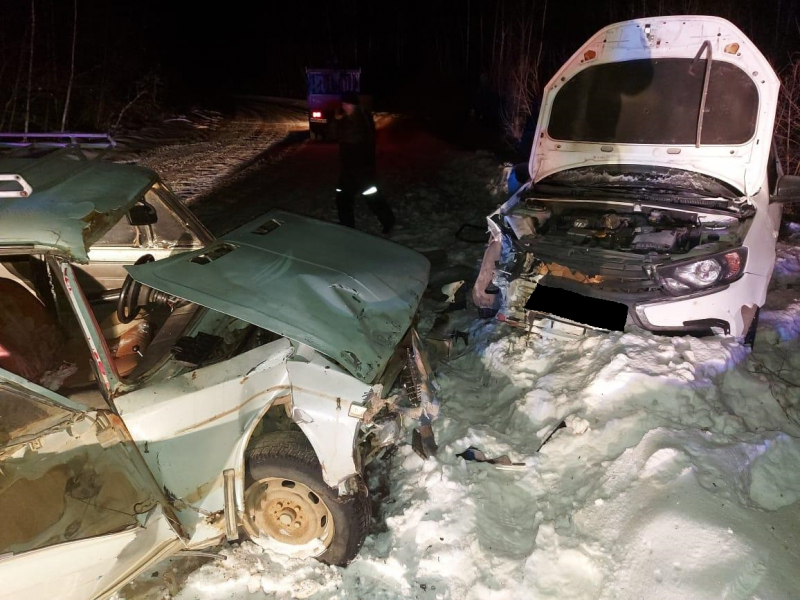 Два отечественных автомобиля пострадали в лобовом столкновении на трассе Пашково-Радде в ЕАО