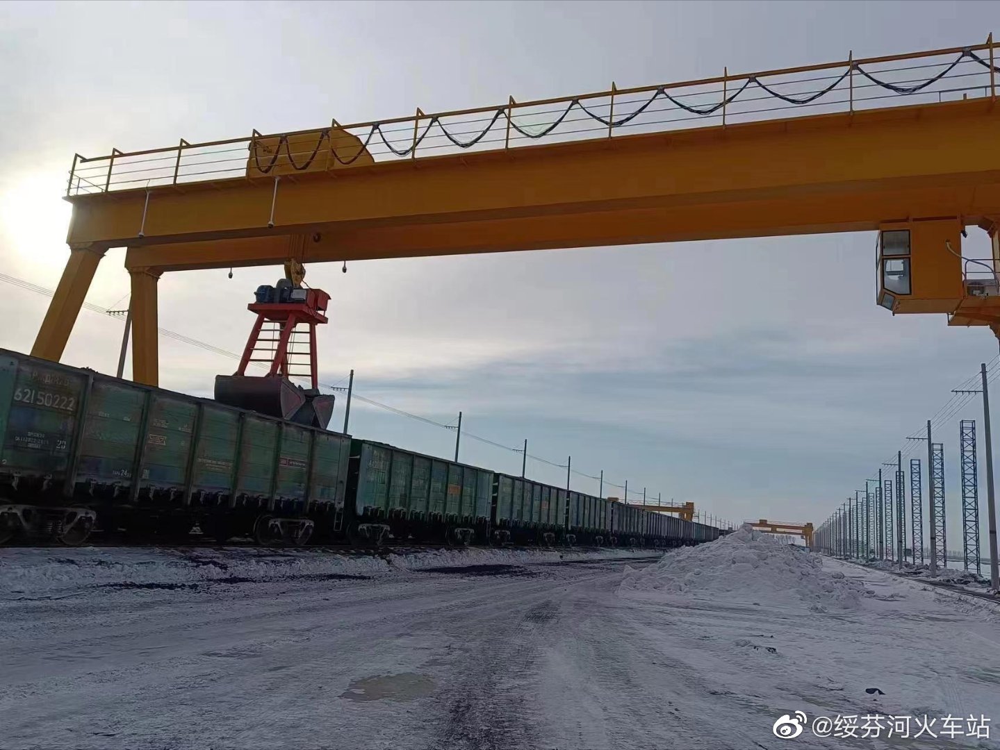 Прогноз губернатора ЕАО по перевозкам руды и угля через Амур подтверждается миграцией крановщиков в Китае