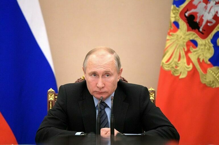 Путин поручил не применять кандалы для подозреваемых в ненасильственных преступлениях