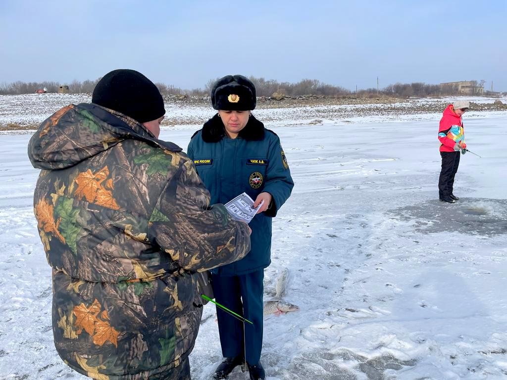 Спасатели ЕАО предупредили рыбаков на р. Амур об опасности провала под лёд