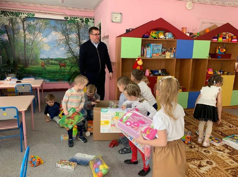 Глава Ленинского района ЕАО вручил подарки детям и работникам детского сада