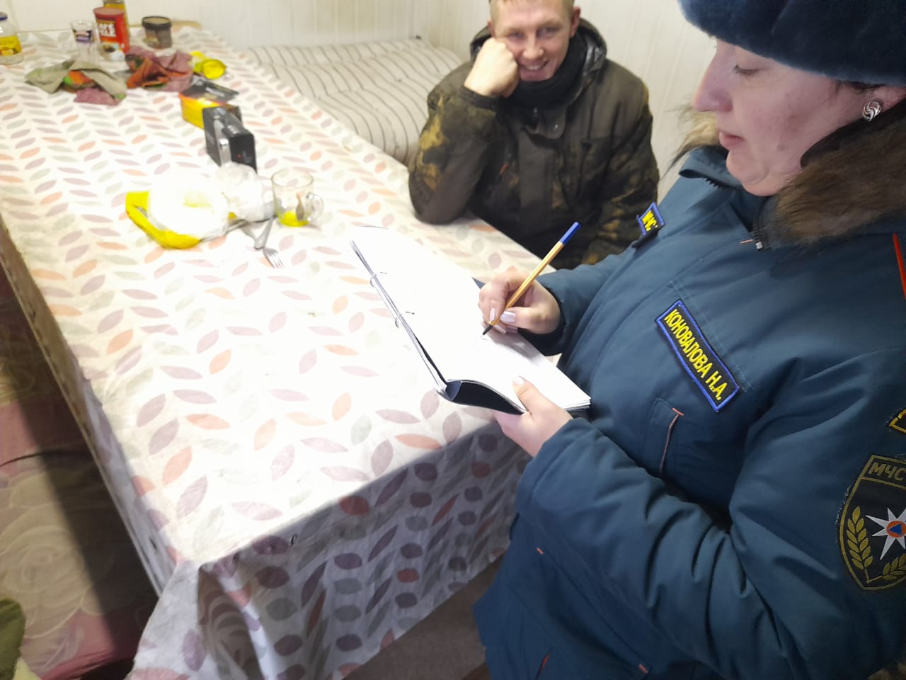 Жителей Октябрьского района инструктируют правилам безопасности в быту спасатели ЕАО