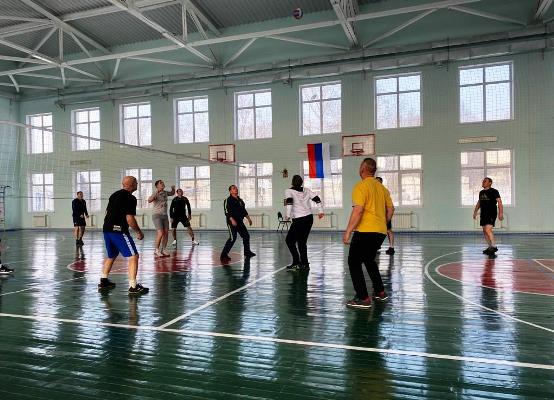 Сотрудники следственного изолятора  1 УФСИН ЕАО и ветераны службы провели товарищеский матч по волейболу