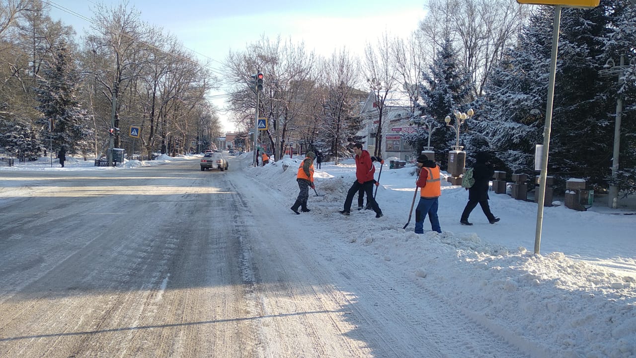 Всю ночь очищали дороги от снега в Биробиджане