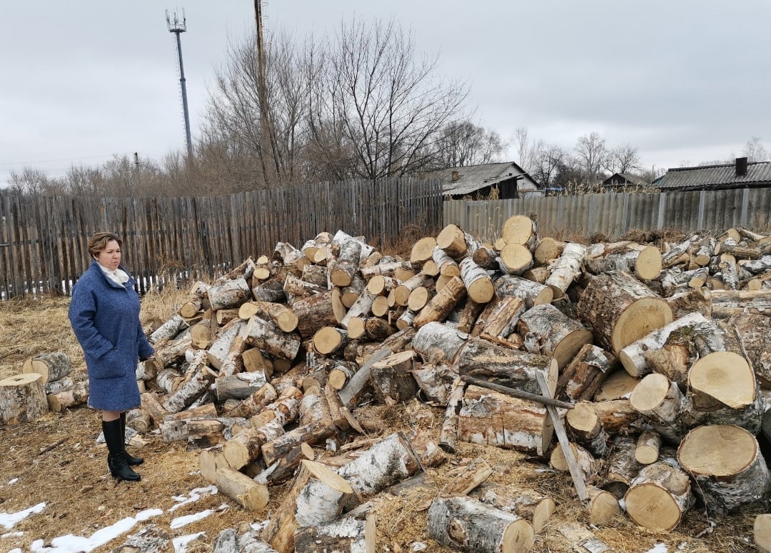 В Октябрьском районе продолжают оказывать помощь семьям мобилизованных граждан в приобретении дров