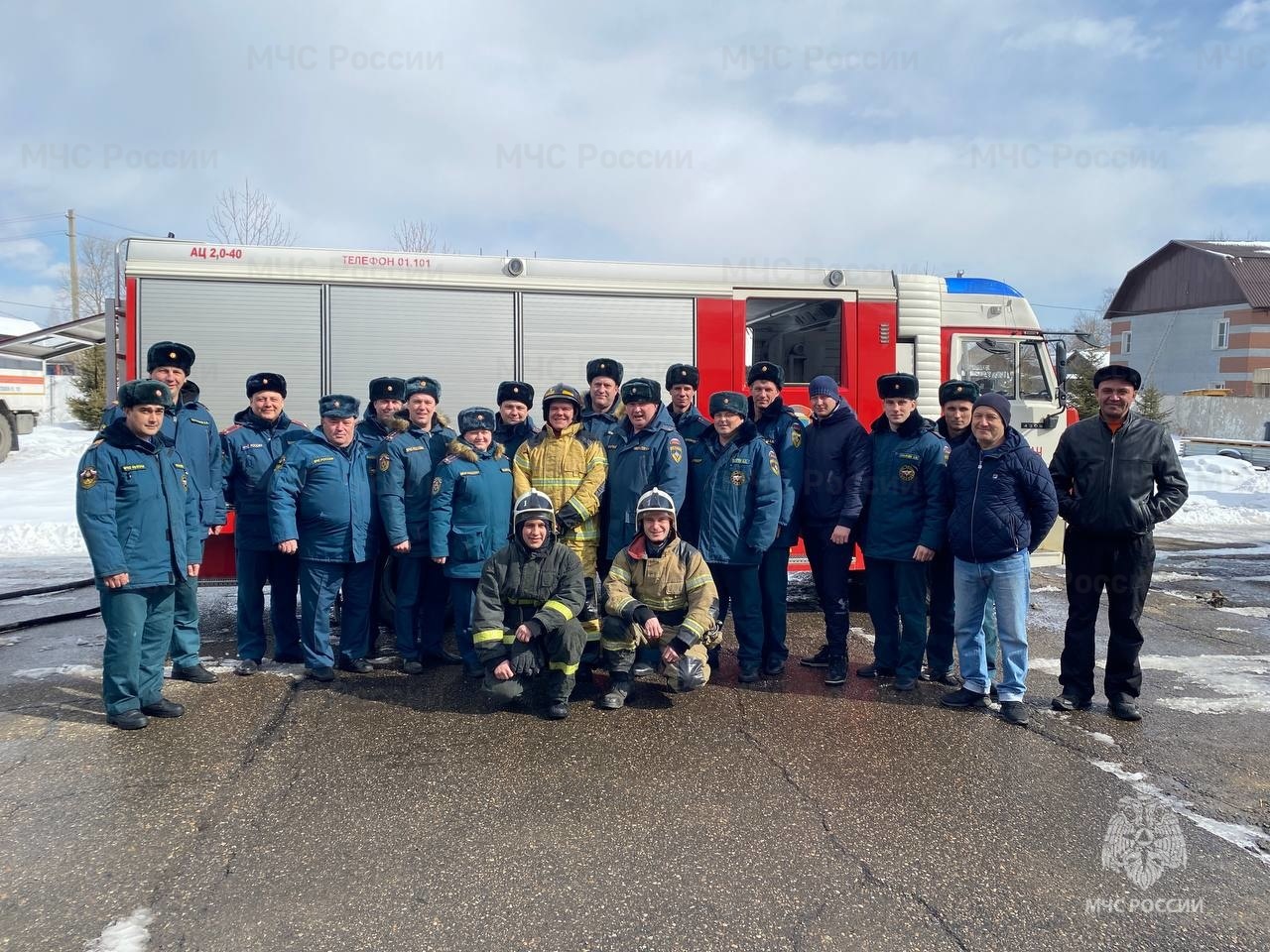 Биробиджанские пожарные проводили на пенсию водителя в лучших традициях пожарной охраны