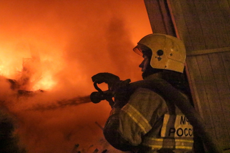Причину ночного пожара в заброшенном доме выясняют в Ленинском районе ЕАО