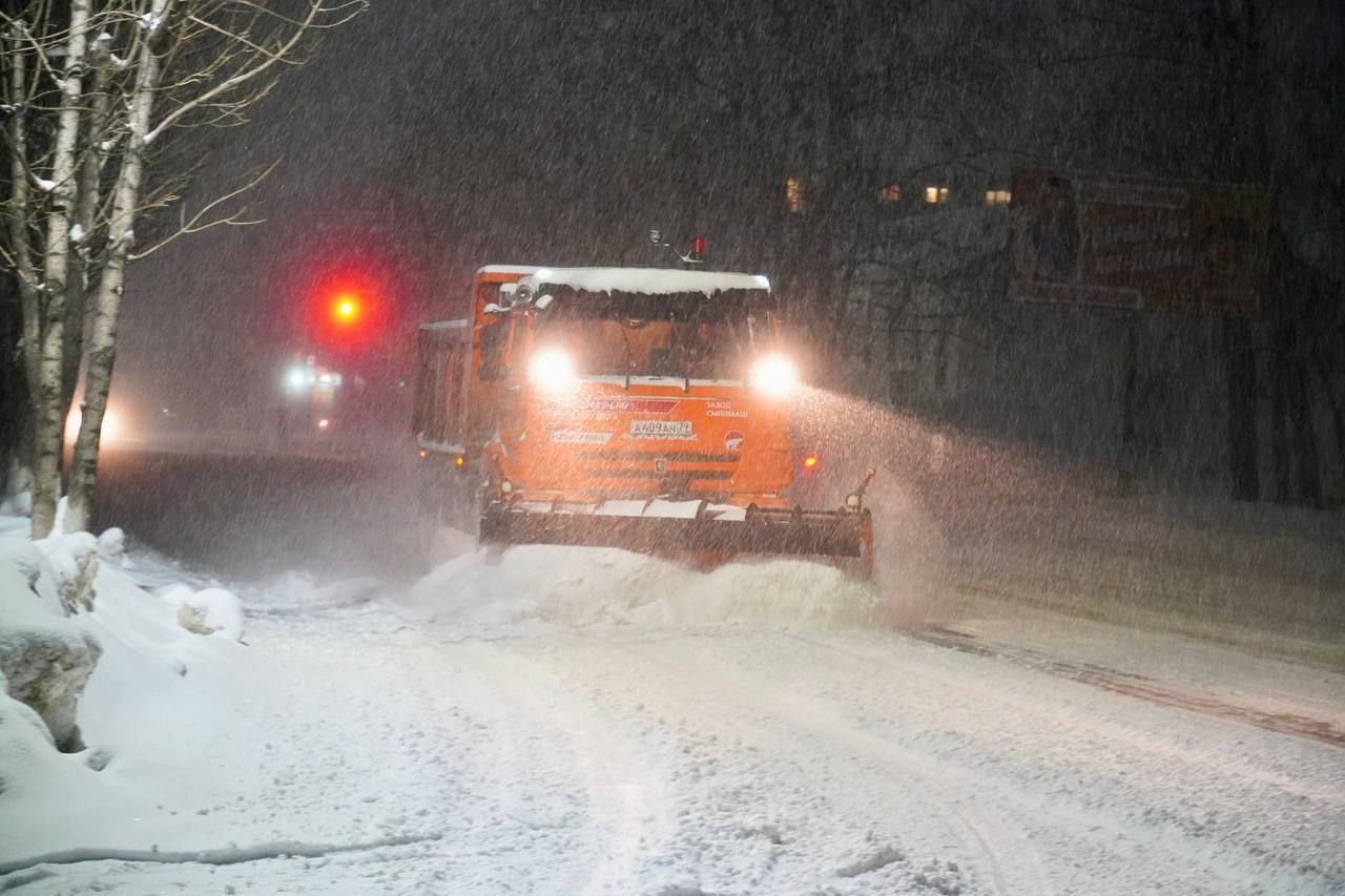 Всю ночь расчищали дороги от снега в Биробиджане