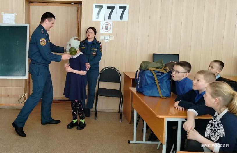 Основы гражданской обороны узнали школьники из Смидовичского района у спасателей ЕАО