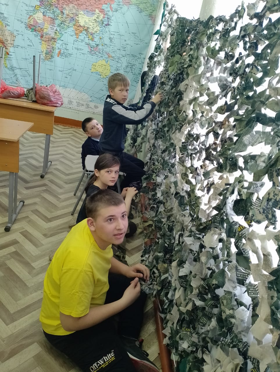 Школьники с. Екатерино  Никольское ЕАО плетут маскировочные сети для участников СВО