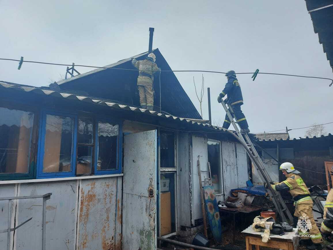 Биробиджанские спасатели отстояли жилой дом от пожара