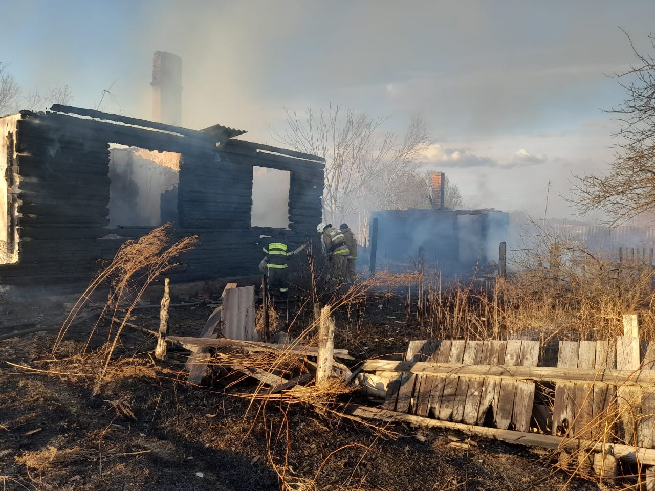 Палом травы уничтожило дом и хозпостройка в Октябрьском районе ЕАО
