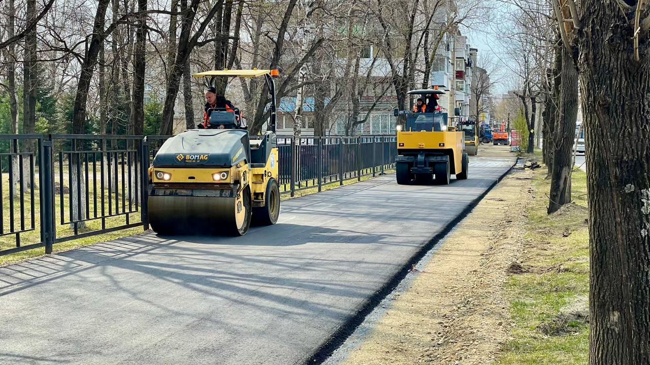 Тротуары асфальтируют по ул. Советской в Биробиджане | РИА Биробиджан