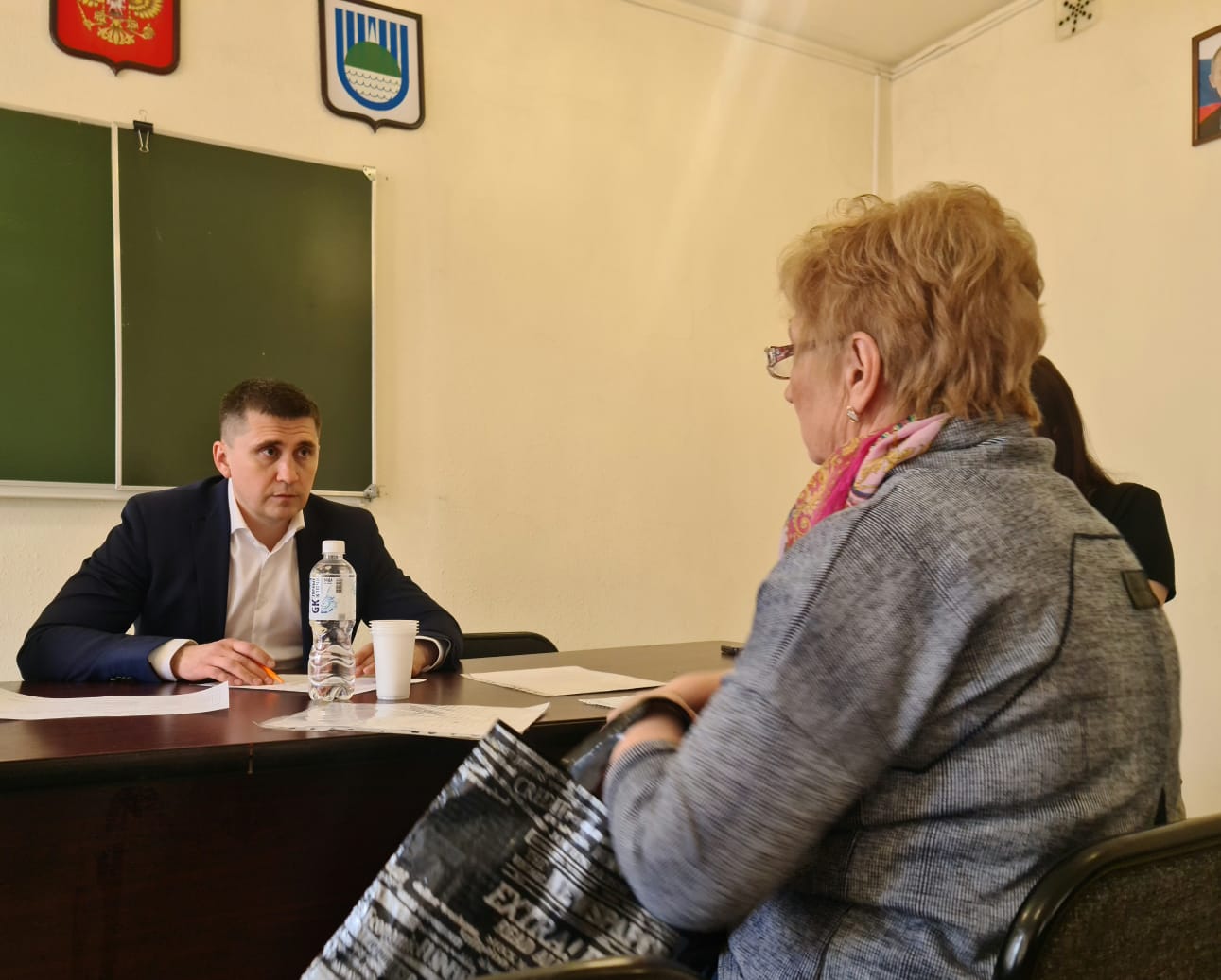 Личный прием граждан провел мэр Биробиджана Максим Семёнов