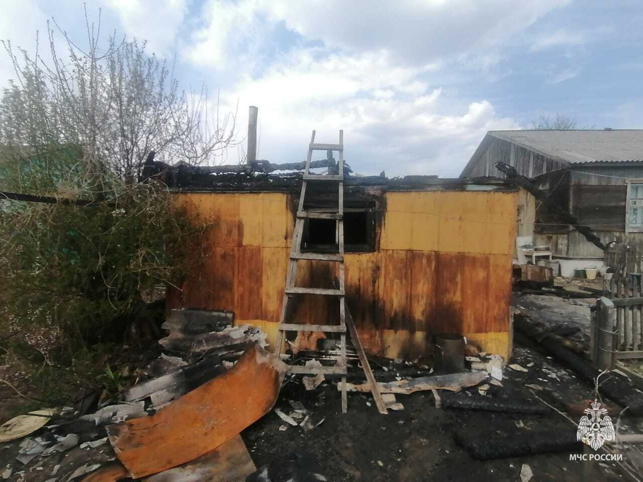 Спасатели отстояли дом от огня в Октябрьском районе ЕАО