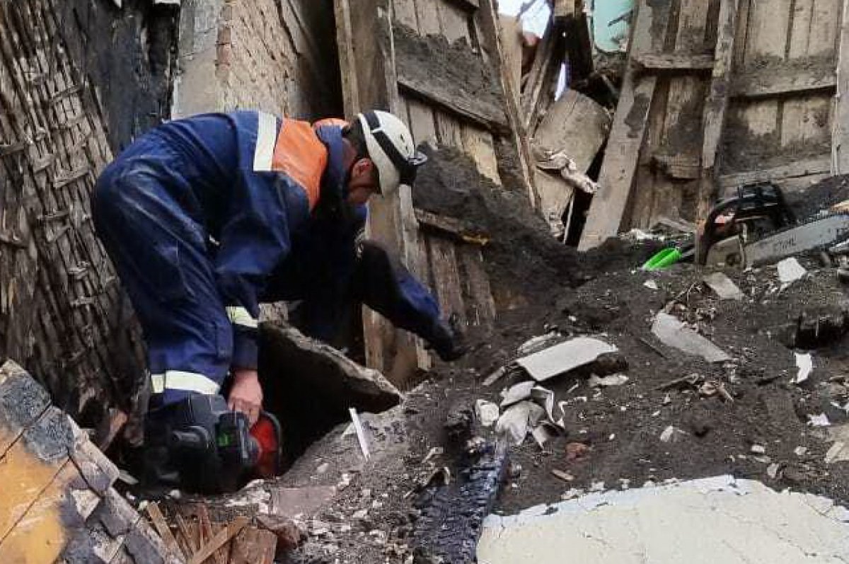 Рабочего из-под завала достали пожарные в Хабаровском крае