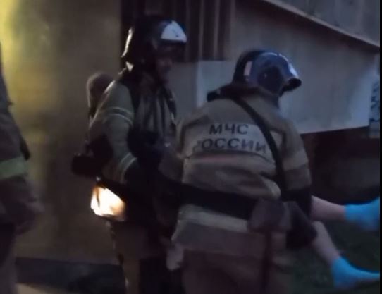 Двух человек из задымлённой квартиры спасли пожарные в Биробиджане (ВИДЕО)