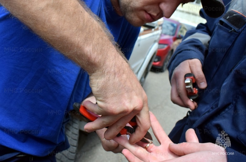 Кольцо с распухшего пальца парня сняли спасатели в Биробиджане