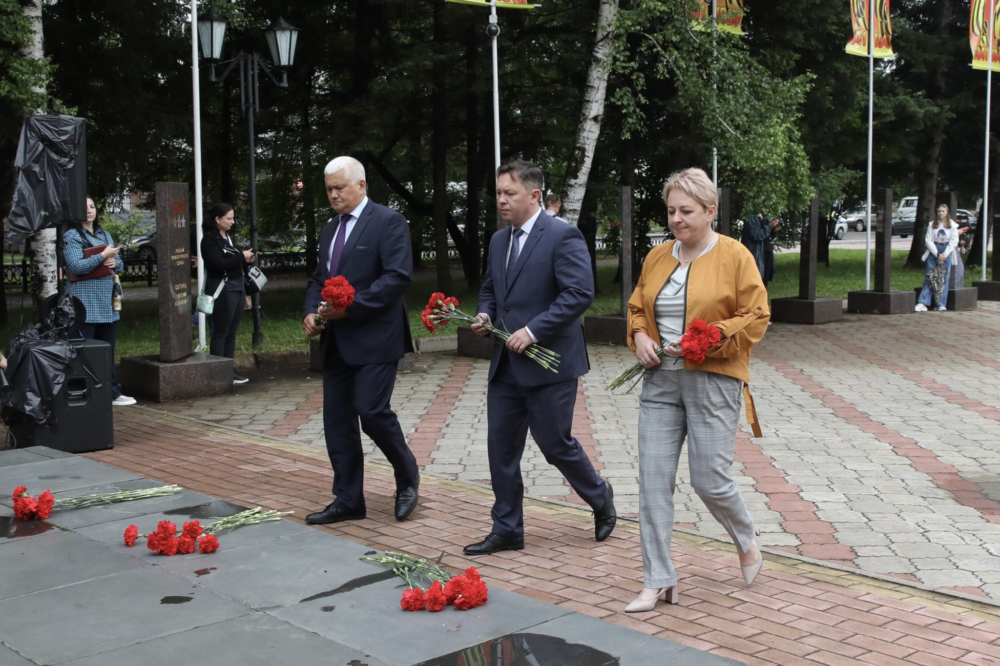 Ребенок возлагает цветы к вечному огню рисунок