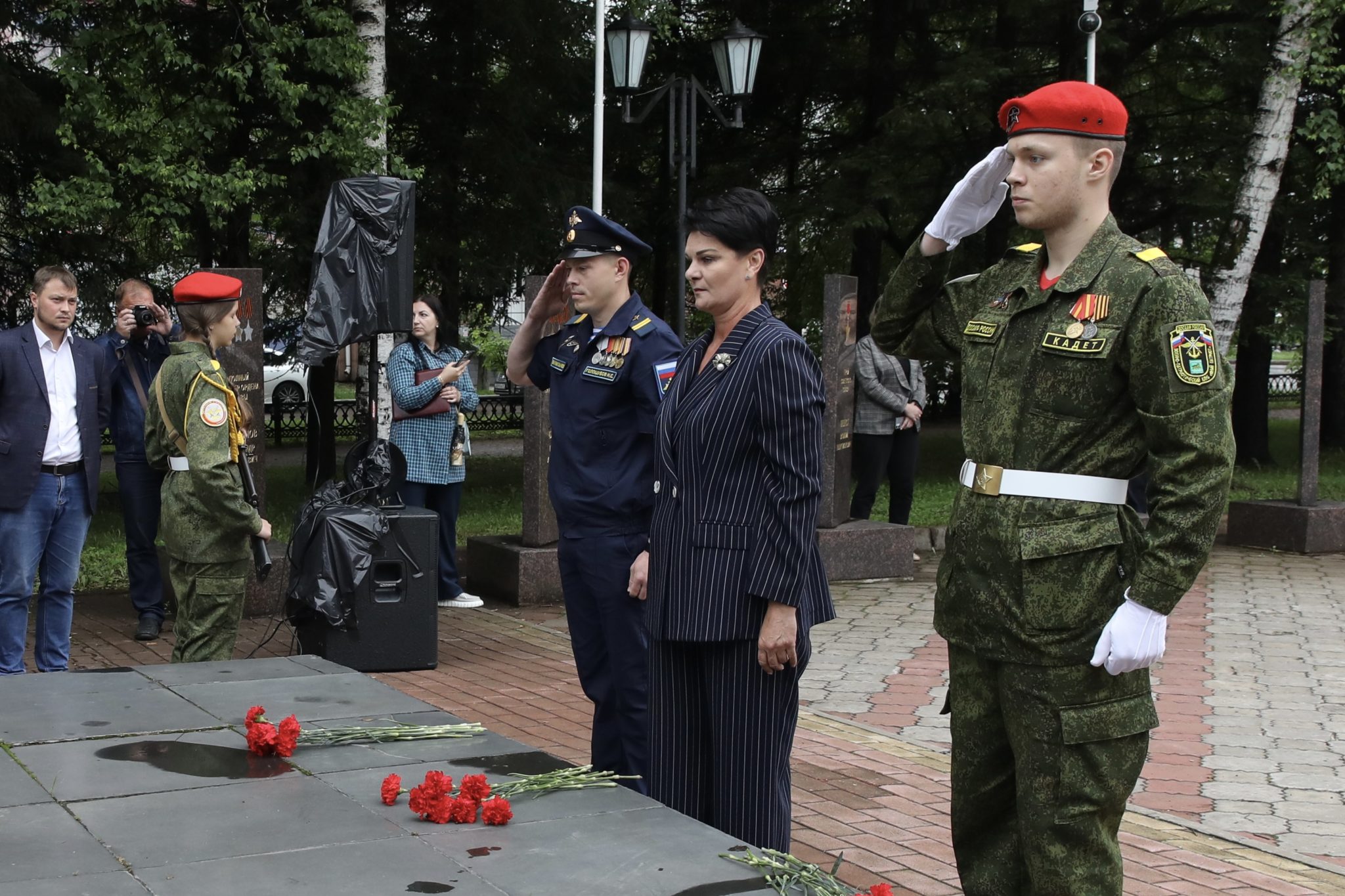 Ребенок возлагает цветы к вечному огню рисунок