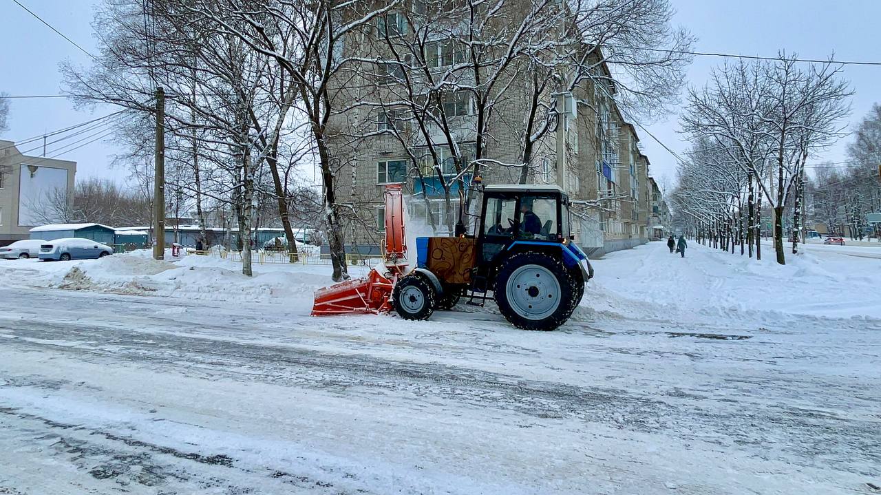 С ночи коммунальные службы очищают от снега улицы Биробиджана | РИА  Биробиджан