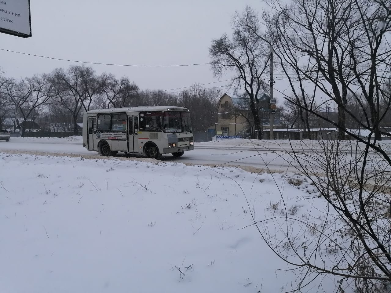 Автобус движется по прямой дороге