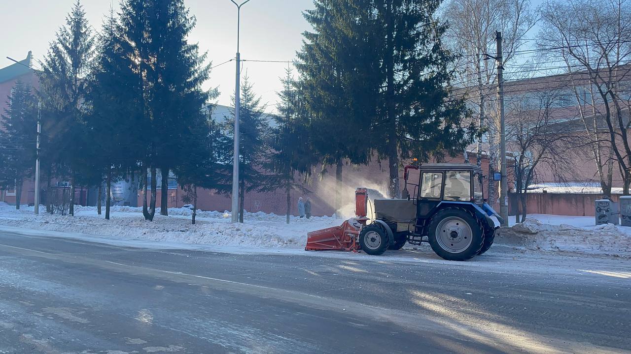 Снег убирают с дорог и тротуаров в Биробиджане | РИА Биробиджан