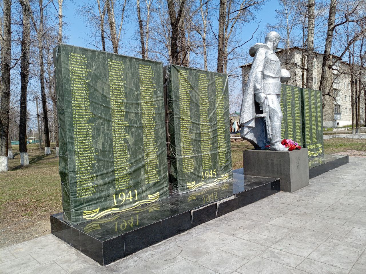 Депутаты продолжают держать на контроле ситуацию с реконструкцией мемориального комплекса в п. Смидович ЕАО