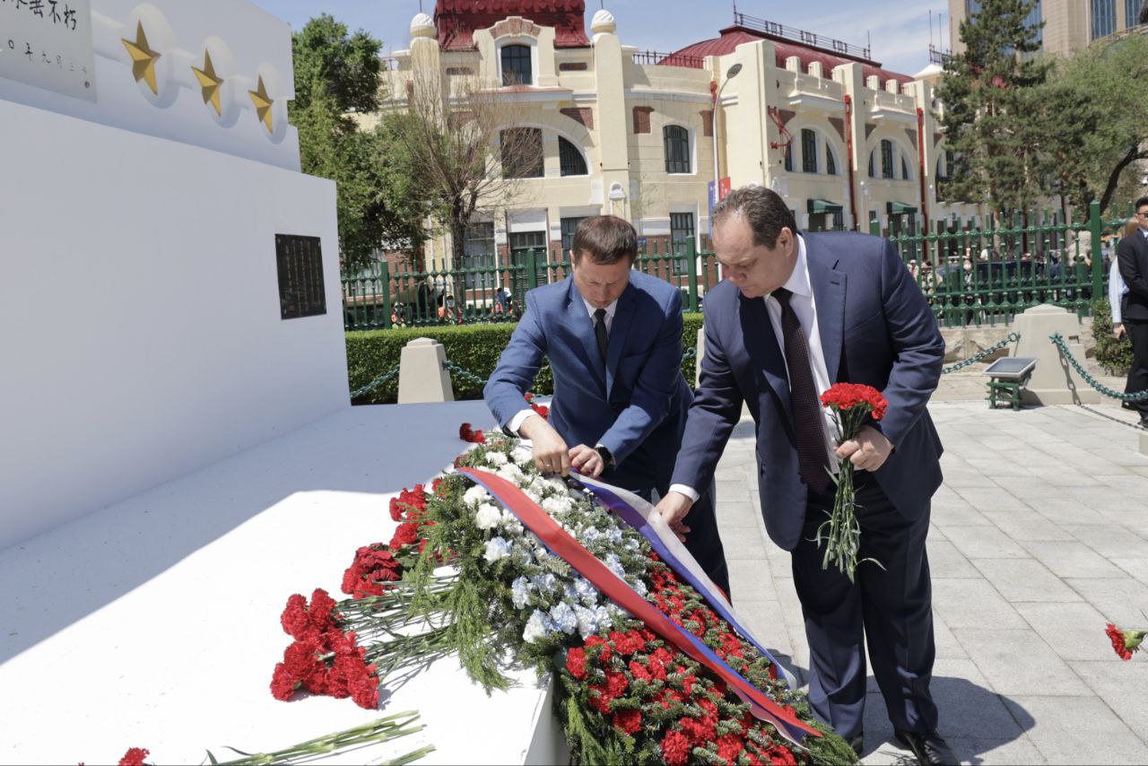 Цветы к памятнику советским воинам в Харбине возложила делегация ЕАО