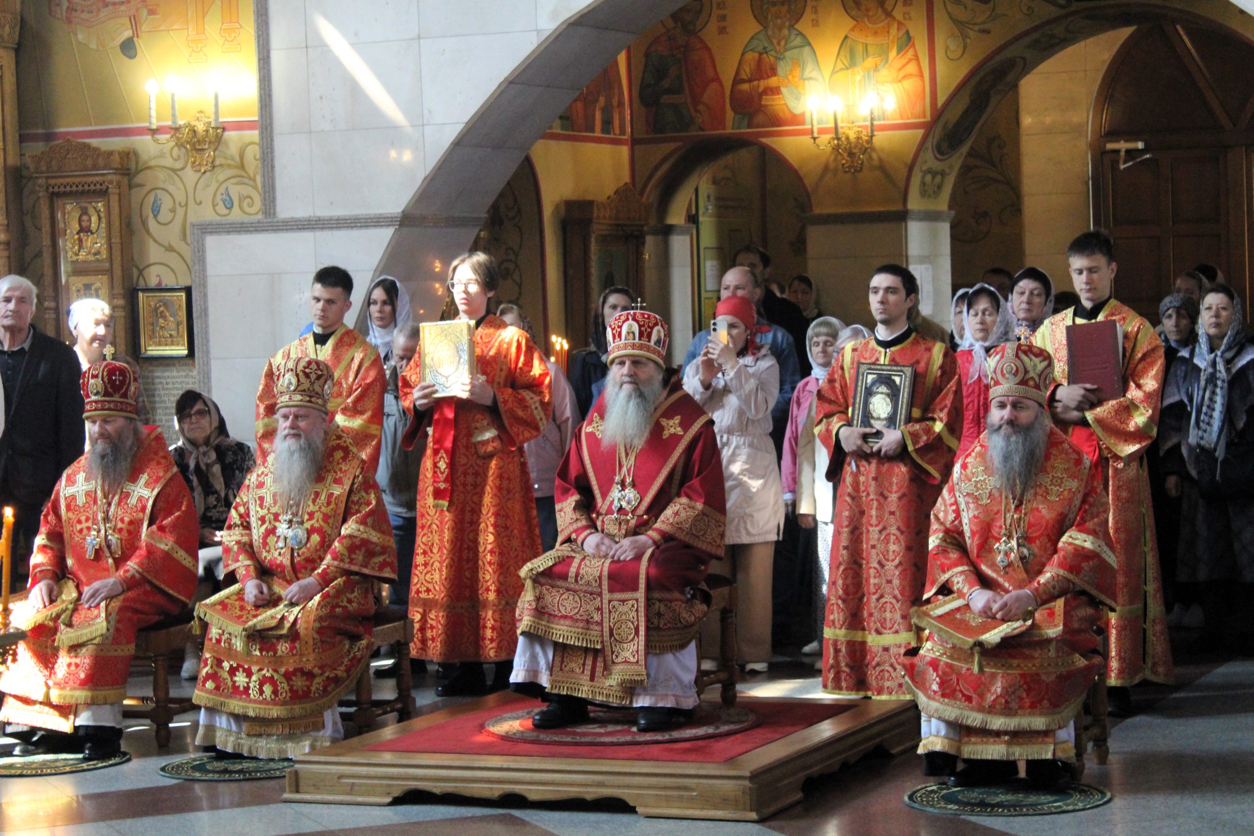 Митрополит Хабаровский и Приамурский Артемий совершил Божественную литургию в Биробиджане