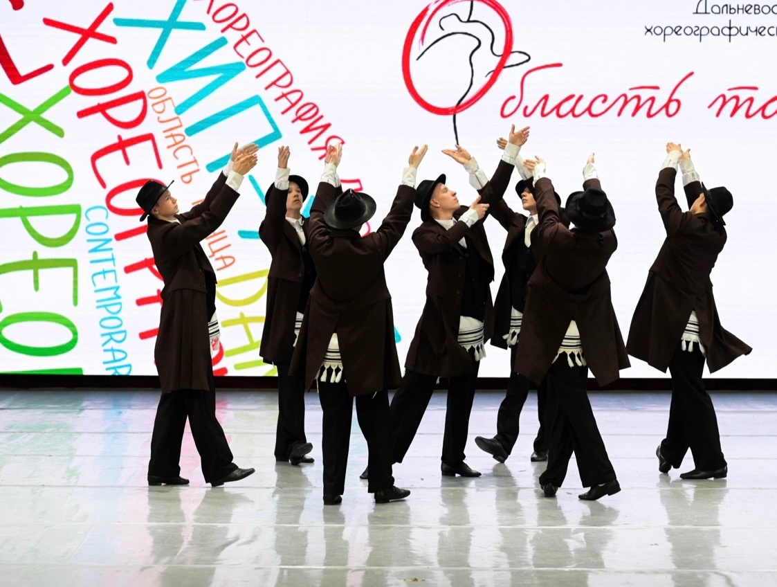 На Гран-при и 100.000 рублей оценили в Благовещенске выступление танцоров из Биробиджана