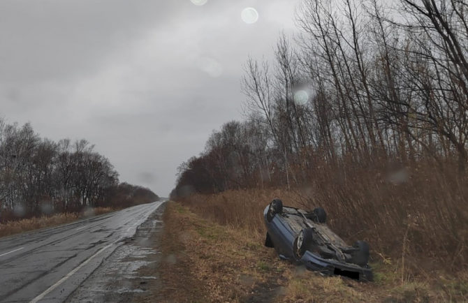 Опрокинул автомобиль и скрылся с места ДТП водитель на федеральной трассе в ЕАО